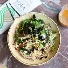 Tang og Soba nudelsalat med jordnøddesauce