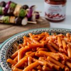 Arrabiata pasta med grillspyd