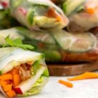 Jackfrugt-sommerruller med peanutdressing