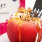 Fyldte æbler med kanel, havreflager og yoghurt