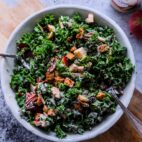 Grønkålssalat med tempeh og tahindressing