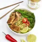 Kokosnudelsuppe med grøn karry og tempeh