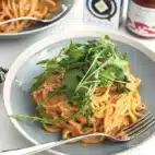 Cremet spaghettiret med tofu og tomatsovs