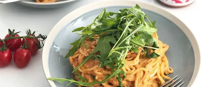 Cremet spaghettiret med tofu og tomatsovs