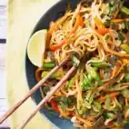 Pad Thai med Sea Salad tang