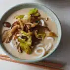 Ramensuppe med tahin og sprøde shiitakesvampe