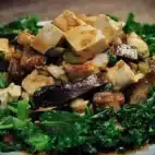 Aubergine-porre stirfry med tofu og grønkål
