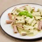 Glutenfri pasta med cremet tofu-basilikum-sauce