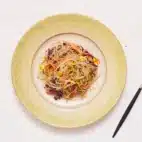 Nudelsalat (vermicelli) med peanutsauce