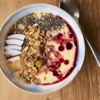 Haskapbær, mango og kokossmoothie bowl