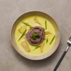 Jackfruit Curry med Sorte Risnudler