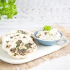 Fladbrød m. tang og tofu-tahin dip
