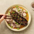 Miso-glaseret aubergine med soba og cremet dressing