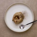 Hojicha-mousse med knuste hasselnødder