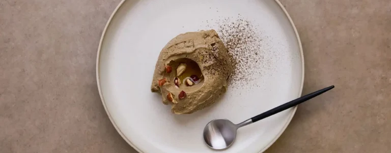Hojicha-mousse med knuste hasselnødder